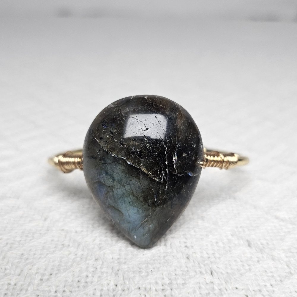 Radiant Moonflash: Hand-Crafted Labradorite Teardrop Bracelet